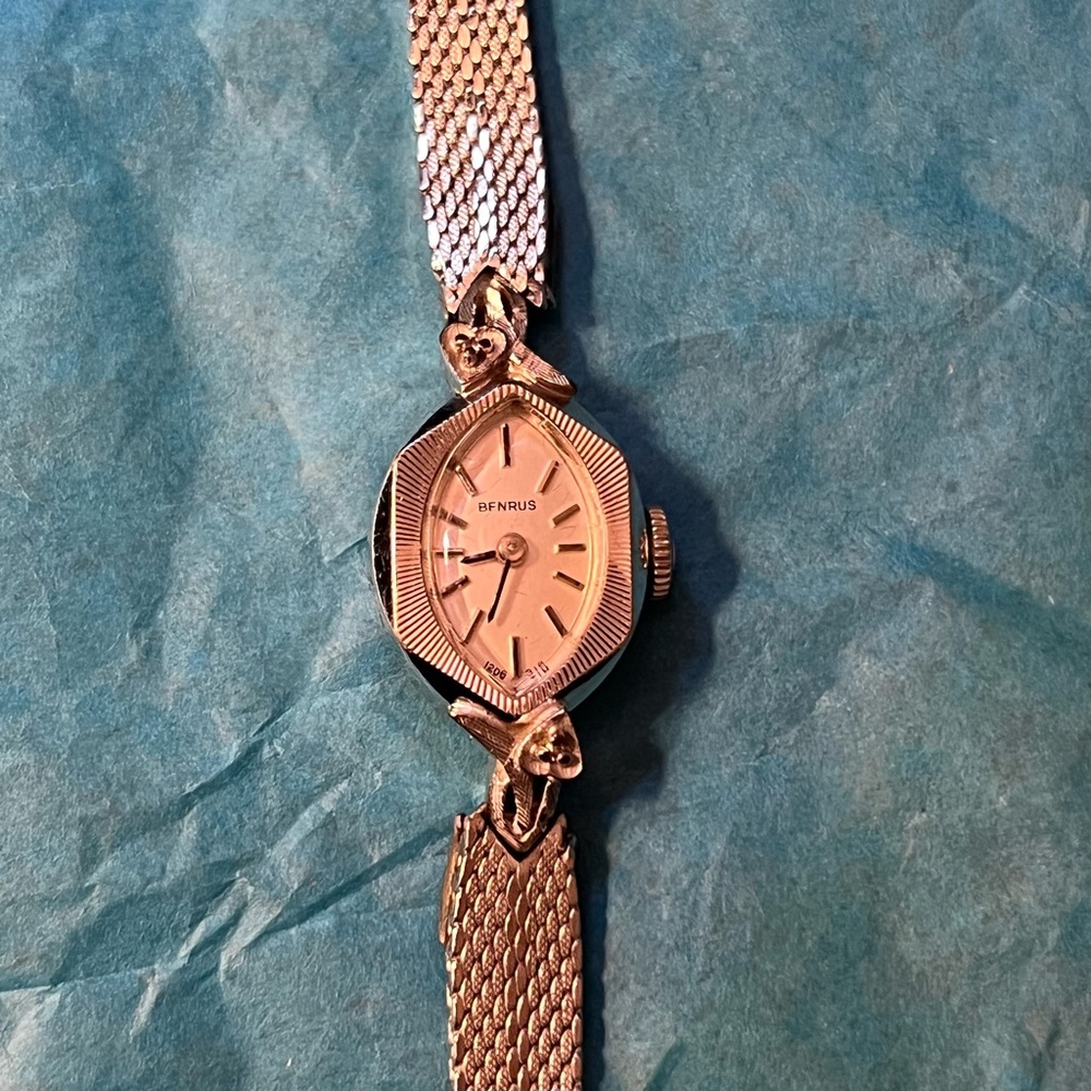 Vintage Benrus ladies 17 jewels winding watch with original box works
